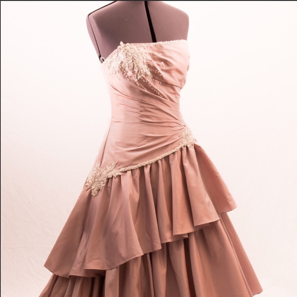authentic Maggie Sottero.  fits like a 6-8